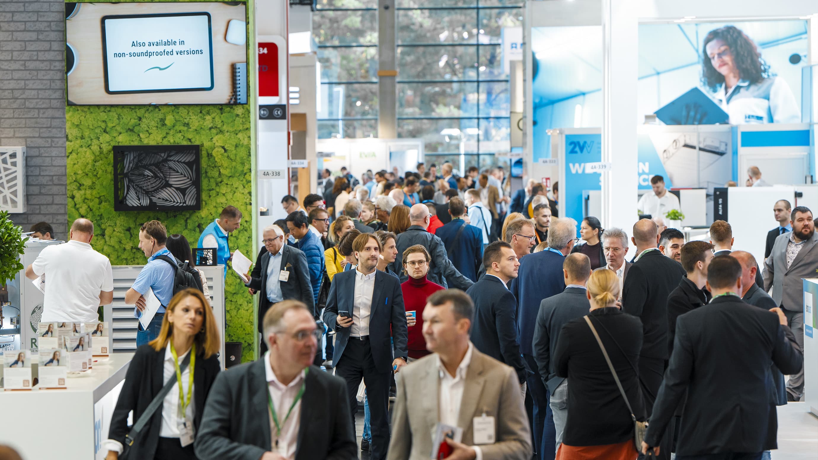 Trade fair participants in a Chillventa exhibition hall