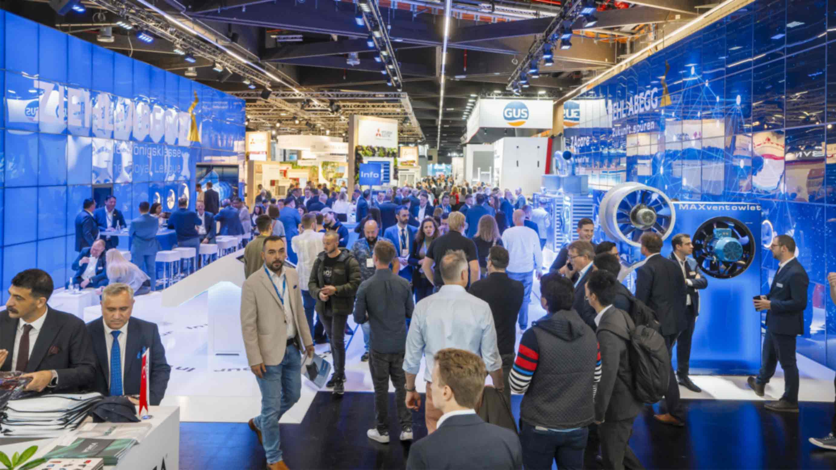 Mit vielen Messebesuchern gefüllte Messehalle der Chillventa